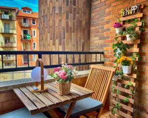 un pequeño balcón con una mesa de madera y 2 sillas en River Deluxe con Garaje gratis, en Bilbao