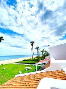 een uitzicht op het strand vanaf het dak van een huis bij Villa avec jardin sur la plage - Complexe Al Amine in Fnidek
