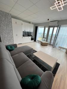sala de estar amplia con sofá y mesa en Krasta Home apartament Free Parking With CITY & RIVER VIEW, en Riga