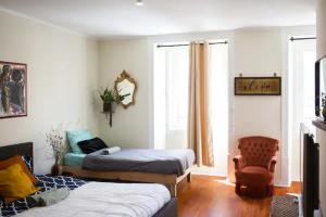 A bed or beds in a room at Boho Chic Apt