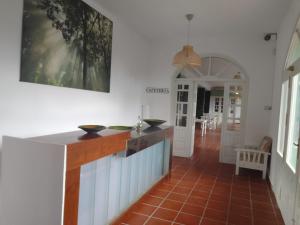 een keuken met witte muren en een rode tegelvloer bij ECORESORT LOS SUEÑOS DEL JÚCAR Complejo la Fuente in Casas de Ves