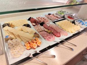 un montón de diferentes tipos de queso y carne en Hotel Villa Meeresgruss en Binz