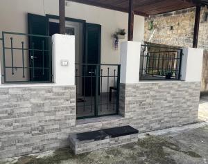 una porta d'ingresso di una casa con cancelli neri di B&B Casa Vacanze Nonna Clara a Napoli