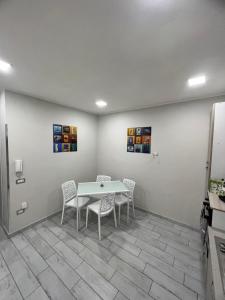 una sala da pranzo con un tavolo e due sedie di B&B Casa Vacanze Nonna Clara a Napoli