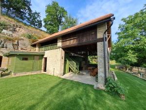 una casa con un gran patio con un edificio en Chalupa Zátyní - celý objekt, en Dubá