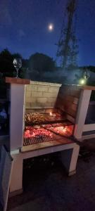 una gran parrilla de barbacoa con carne por la noche en Alle Preziose Dimore, en Tropea