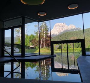 Habitación con vistas al lago y a las montañas. en Parkhotel Ladinia, en San Vito di Cadore