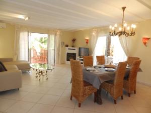 un soggiorno con tavolo da pranzo e sedie di Villa Ambiente para 8 personas a Calpe