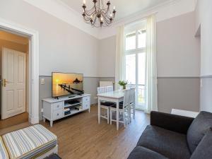 ein Wohnzimmer mit einer Couch und einem Tisch in der Unterkunft Villa Amelia, App. 07 in Heringsdorf