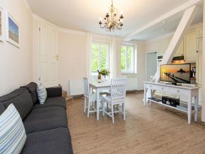 sala de estar con sofá y mesa en Villa Amelia App 09, en Heringsdorf