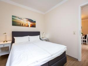 1 dormitorio con 1 cama blanca grande en una habitación en Villa Amelia App 09, en Heringsdorf