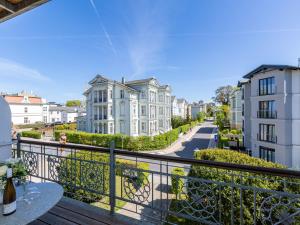 einen Balkon mit einem Tisch und einige Gebäude in der Unterkunft Villa Amelia, App. 07 in Heringsdorf + 4 Fotos