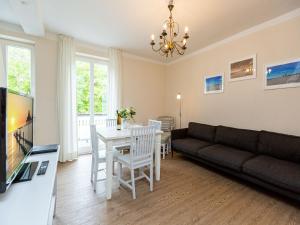 un soggiorno con divano e tavolo di Villa Amelia App 12 a Heringsdorf