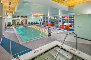 - une grande piscine dans un bâtiment avec piscine dans l'établissement Aloft Anchorage, à Anchorage