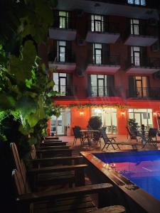 un hotel con piscina frente a un edificio en Vizitori Hotel, en Gonio