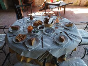 una mesa con platos de comida en la parte superior en B&B Le Grazie, en Piaggine