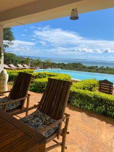2 sillas en un patio con vistas al océano en Big Furaha Villa en Kidoti