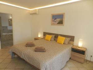 una camera da letto con un letto con due lampade sopra di Villa Ambiente para 4 personas a Calpe Altre 45 foto