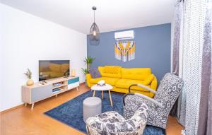 sala de estar con sofá amarillo y sillas en Nice Home In Drenov Bok With Wifi en Krapje