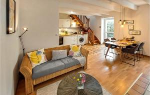 ein Wohnzimmer mit einem Sofa und einem Tisch in der Unterkunft Stunning Home In Plouguerneau With Kitchen in Plouguerneau
