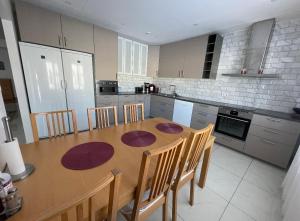 A kitchen or kitchenette at Beautiful terraced house with private parking