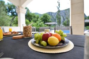 een fruitschaal op een tafel bij Villa Sophia with private swimming pool near the beach! in Zakučac