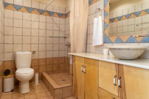 a bathroom with a toilet and a sink at convexa domus in Pazinos