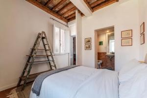 ローマにあるTrastevere Cozy Flatのベッドの横に梯子が付いたベッドルーム1室