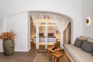 - un salon avec un canapé et un lit dans l'établissement Victoria Caves, à Vóthon