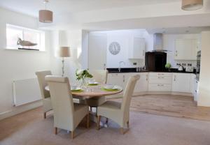 uma cozinha e sala de jantar com mesa e cadeiras em Beautiful 3 bedroom house, central Harrogate em Harrogate