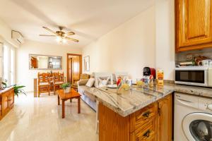 a kitchen and living room with a counter top at Playa Aguadulce, 3 dormitorios in Aguadulce