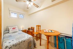 a bedroom with a bed and a small table at Playa Aguadulce, 3 dormitorios in Aguadulce