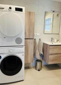 uma cozinha com um forno branco e um lavatório em Duplex Penthouse em Calpe