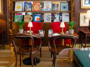 um restaurante com duas mesas e duas cadeiras em Browns Boutique Hotel em Lisboa