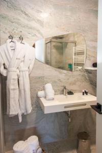 a bathroom with a sink and a mirror at Duruelo Mountain Suites in Duruelo de la Sierra