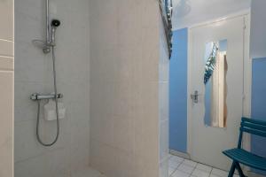 a bathroom with a shower with a glass door at Vacances paisibles tout près de l'océan in Piriac-sur-Mer +8 photos