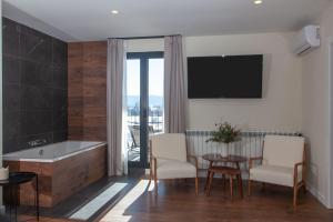 TV a/nebo společenská místnost v ubytování Duruelo Mountain Suites
