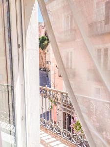 uma vista a partir de uma janela de uma rua da cidade em Blue Vert Maison - al molo di Gaeta em Gaeta
