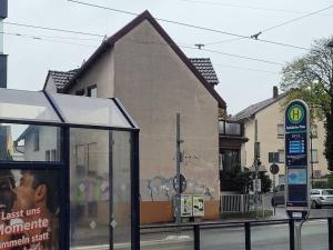 una parada de autobús frente a un edificio con un mural en Wohnung im Zentrum von Darmstadt, en Darmstadt