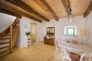 une chambre avec un escalier, une table et des chaises dans l'établissement Karst Heritage Retreat, à Štanjel