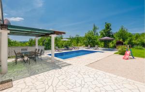 Bazén v ubytovaní Three-Bedroom Holiday Home In Grubine alebo v jeho blízkosti