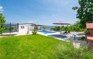 Bazén v ubytovaní Three-Bedroom Holiday Home In Grubine alebo v jeho blízkosti