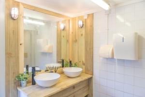 un baño con 2 cuencos blancos en una encimera de madera en Luxury Glamping at Stags Head, en Abbotskerswell