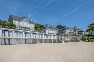 ein großes Gebäude am Strand mit Häusern im Hintergrund in der Unterkunft Maison avec piscine pour 8 adultes - 2 enfants in Saint-Père-en-Retz