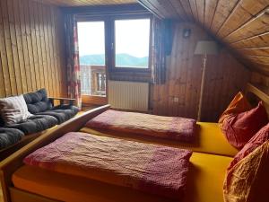 Posteľ alebo postele v izbe v ubytovaní Ferienwohnungen am Pietschacherhof