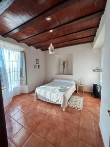 sypialnia z łóżkiem i dużym oknem w obiekcie Cortijo La Torquilla Laguna Fuente de Piedra w Maladze