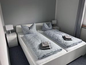 Кровать или кровати в номере Ferienhäuser Insel Usedom Haus Jojo 7 - Blick aufs Achterwasser! Whirlpool und Sauna