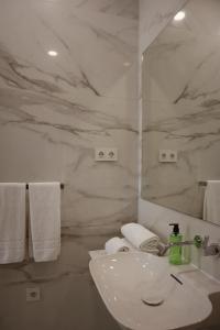Koupelna v ubytování Casa da Portagem by PURUS + 62 fotografií