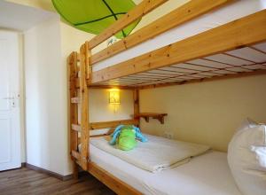 BliesdorfにあるAdlerhorstの二段ベッド2組が備わる客室です。