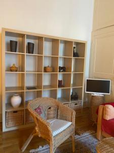 un soggiorno con sedia e TV di Appartement au centre de Lons a Lons-le-Saunier